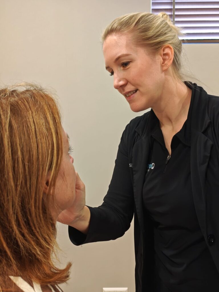 Huidspecialist bespreekt huidanalyse met cliënt – start van persoonlijk huidtraject bij Cestmoi